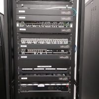 Reorganização de Racks de Dados e VozOrganizamos e identificamos todo o cabeamento existente no Rack, bem como todos os appliances nele acomodados, eliminando possíveis focos de paralisação de rede e facilitando o acesso a futuras manutenções.